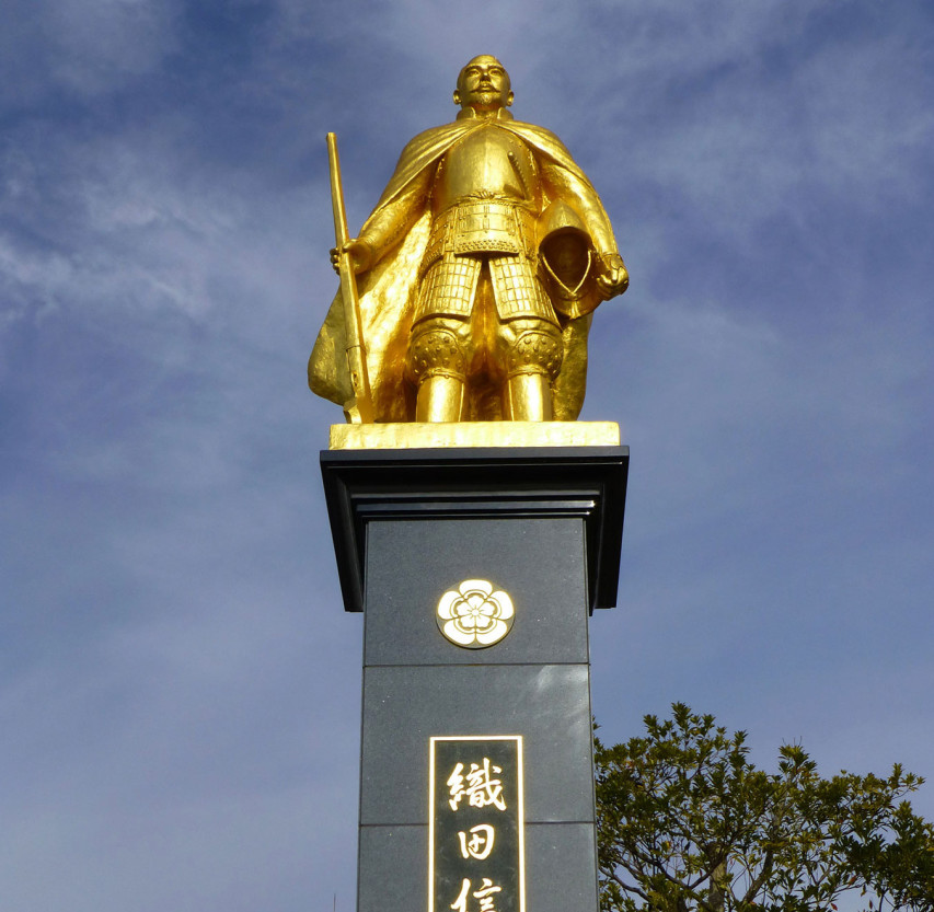 nobu-statue
